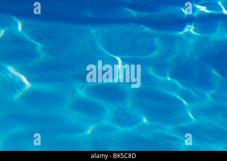 Blu scintillante piscina con acqua Foto Stock