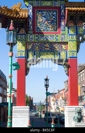 Arco all'ingresso di Chinatown, Liverpool, Merseyside England, Regno Unito, Europa Foto Stock