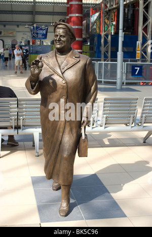 Statua di Tom Murphy di Bessie Braddock, stazione di Lime Street, Liverpool, Merseyside England Foto Stock