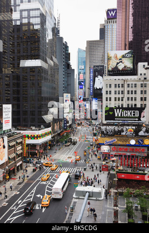 Guardando verso il basso Broadway verso Times Square Manhattan, New York, New York, Stati Uniti d'America, America del Nord Foto Stock