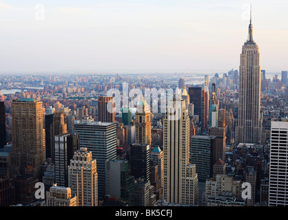 Empire State Building e il paesaggio urbano di Manhattan nel tardo pomeriggio di luce, la città di New York, New York, Stati Uniti d'America Foto Stock