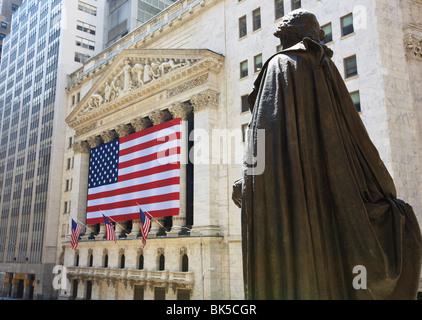 Statua di George Washington nella parte anteriore dell'edificio federale e il New York Stock Exchange, Wall Street, Manhattan NYC Foto Stock