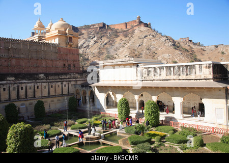 Giardino, Fort Ambra Palace con Jaigarh Fort o vittoria Fort sopra, Jaipur, Rajasthan, India, Asia Foto Stock