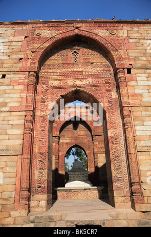 Tomba di Altamish, Qutab Minar complesso, Sito Patrimonio Mondiale dell'UNESCO, Nuova Delhi, India, Asia Foto Stock