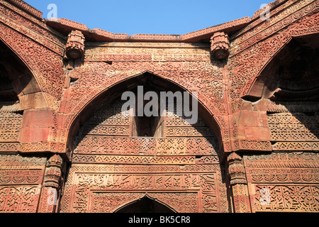 Dettaglio della tomba di Altamish, Qutab Minar complesso, Sito Patrimonio Mondiale dell'UNESCO, Nuova Delhi, India, Asia Foto Stock