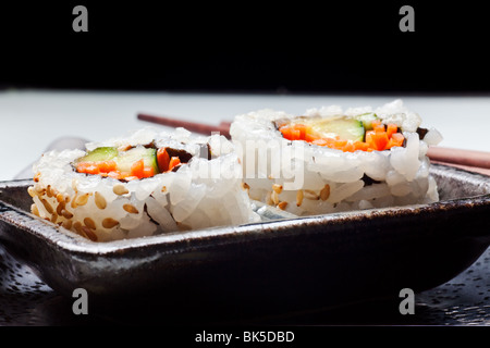 Sushi vegetariano California roll con riso e alghe marine su piastre di giapponese Foto Stock