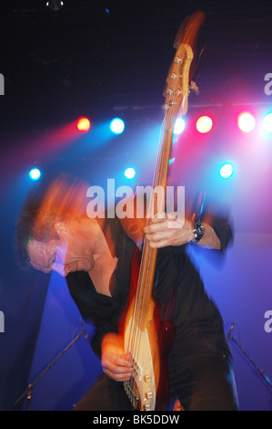 Musicista sul palco a suonare la sua musica Man Sting Ray 5 string bass guitar Foto Stock