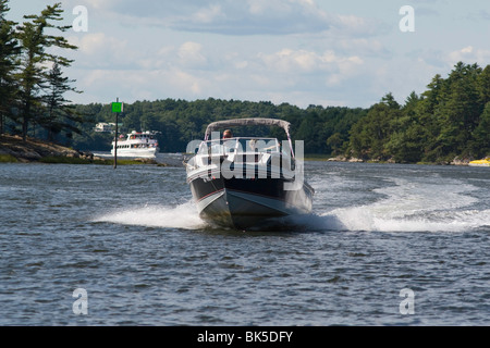 Speedy motoscafo in una giornata di vento sul fiume Sasanoa, Maine Foto Stock