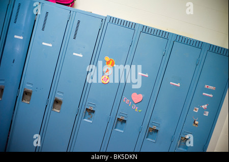 Gli armadietti di scuola con magneti e adesivi. Foto Stock