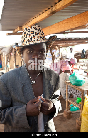 Un giovane uomo nel quartiere Amuria, teso sottoregione, Uganda, Africa orientale Foto Stock