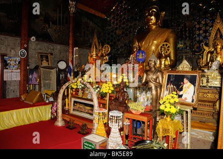 Altare in Wat Phrathat Doi Suthep Temple, Thailandia, Sud-est asiatico Foto Stock