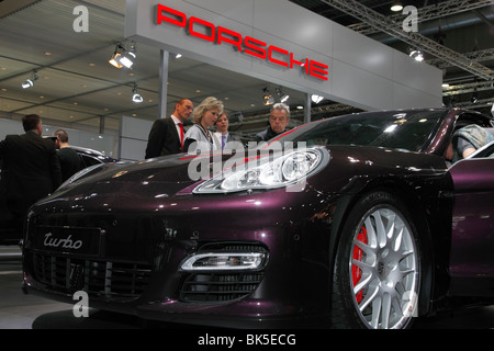 PORSCHE Panamera hybrid presso l'Auto Mobil International (AMI) - il Motor Show 2010 a Lipsia, Germania Foto Stock