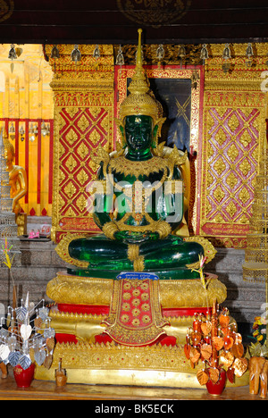 Il Buddha di smeraldo statua in Wat Phrathat Doi Suthep Temple, Thailandia, Sud-est asiatico Foto Stock