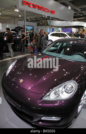 PORSCHE Panamera hybrid presso l'Auto Mobil International (AMI) - il Motor Show 2010 a Lipsia, Germania Foto Stock