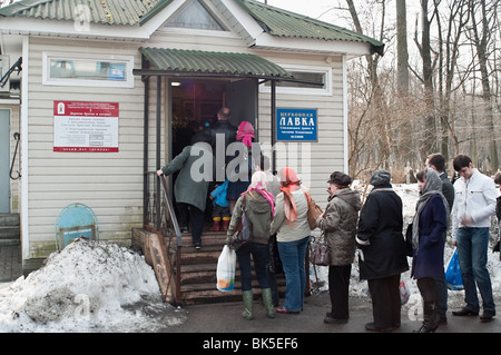 Ruotare dalla gente in un banco di chiesa per la Pasqua su un cimitero in Russia, San Pietroburgo. Il giorno di Pasqua Foto Stock