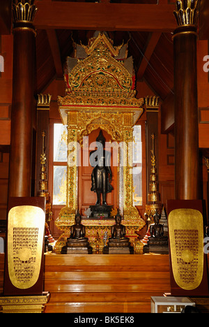 Altare in Wat Phrathat Doi Suthep Temple, Thailandia, Sud-est asiatico Foto Stock