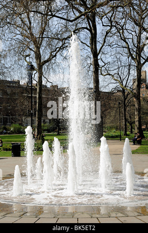 Fontana Russell Square Bloomsbury Londra Inghilterra REGNO UNITO Foto Stock