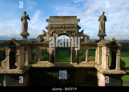 Sul tetto del Wollaton Hall di Nottingham, Inghilterra, Regno Unito Foto Stock