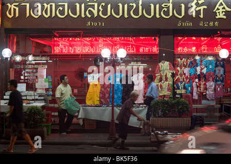 Una scena di strada a Bangkok Chinatown sezione Foto Stock