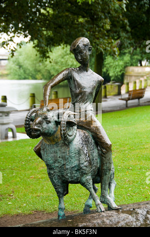 Ragazzo e RAM, una scultura di Wilfred Dudeney. Riverside Gardens, Derby, Derbyshire, Inghilterra, Regno Unito Foto Stock