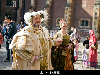 Il Tudor. Attori giocare Tudor a Hampton Court, Inghilterra. Enrico VIII e sua moglie. Foto Stock