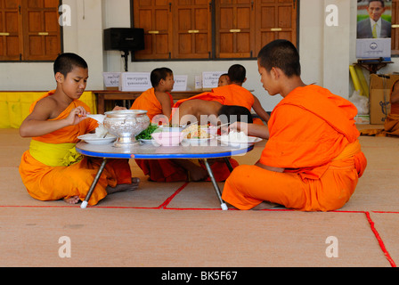 Giovani novizie in Wat Phra That Doi Kong Mu tempio, Thailandia, Sud-est asiatico Foto Stock
