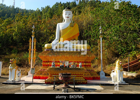 La figura del Buddha in Wat Phra Non tempio a Mae Hong Son, Thailandia, Sud-est asiatico Foto Stock