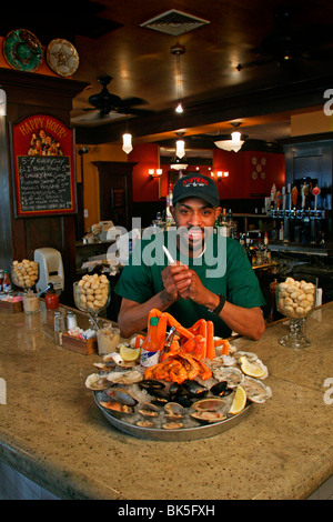 Oyster Shucker con frutti di mare a Philadelphia, Pennsylvania Foto Stock