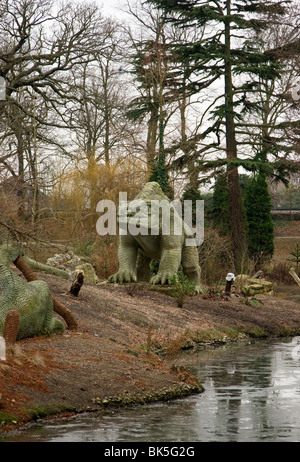 Vista del dinosauro Megalosaurus scultura in Crystal Palace Park nel Sud di Londra Foto Stock