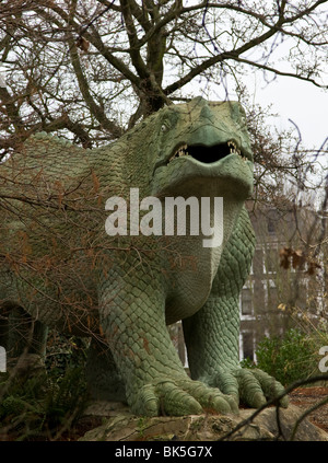 Vista del dinosauro Megalosaurus scultura al Crystal Palace Park nel Sud di Londra Foto Stock