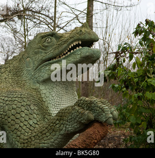 Testa di ghisa Megalosaurus statua di dinosauro al Crystal Palace Park nel Sud di Londra Foto Stock