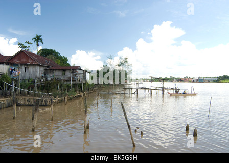 Villaggio di stilted case sulle rive del fiume Rejang, Sarakei distretto, Sarawak, Malaysian Borneo, Malaysia, sud-est asiatico Foto Stock