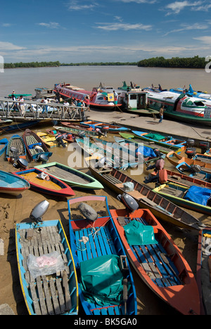 Sampans colorati e imbarcazioni fluviali sul fiume Rejang a Sarakei, Sarawak, Malaysian Borneo, Malaysia, Asia sud-orientale, Asia Foto Stock
