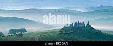 Val d'Orcia mostra Belvedere e colline toscane, Sito Patrimonio Mondiale dell'UNESCO, San Quirico d'Orcia, Toscana, Italia Foto Stock