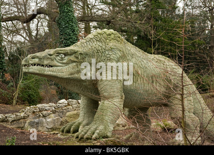 Ghisa Megalosaurus statua dinosauro al Crystal Palace Park nel Sud di Londra Foto Stock