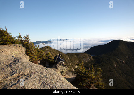 Un escursionista prende in considerazione di undercast dalla vetta del Monte Osceola nelle White Mountains, New Hampshire USA Foto Stock