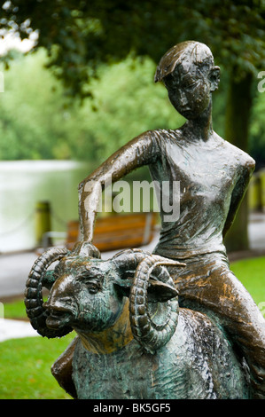 Ragazzo e RAM, una scultura di Wilfred Dudeney. Riverside Gardens, Derby, Derbyshire, Inghilterra, Regno Unito Foto Stock
