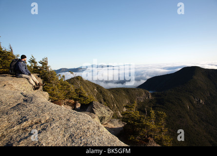 Un escursionista prende in considerazione di undercast dalla vetta del Monte Osceola nelle White Mountains, New Hampshire USA Foto Stock