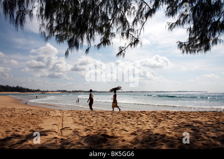 La spiaggia di Tofo sull'Oceano Indiano, Mozambico, Africa Foto Stock