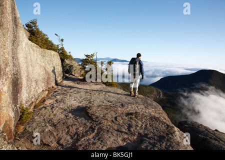 Un escursionista prende in considerazione di undercast dalla vetta del Monte Osceola nelle White Mountains, New Hampshire USA Foto Stock