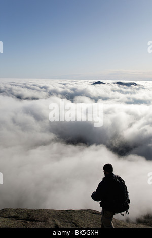 Un escursionista prende in considerazione di undercast dalla vetta del Monte Osceola nelle White Mountains, New Hampshire USA Foto Stock