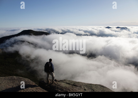 Un escursionista prende in considerazione di undercast dalla vetta del Monte Osceola nelle White Mountains, New Hampshire USA Foto Stock