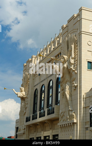 Gli angeli con le trombe su Bass Performance Hall, Fort Worth downtown, Texas Foto Stock