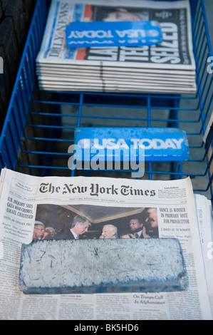 Quotidiani Americani in vendita in strada Foto Stock