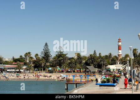 Faro e pier a Swakopmund, Namibia, Africa Foto Stock