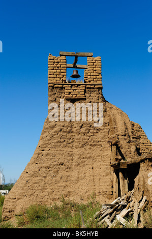 Resti della primitiva chiesa di Taos Pueblo, Nuovo Messico Foto Stock