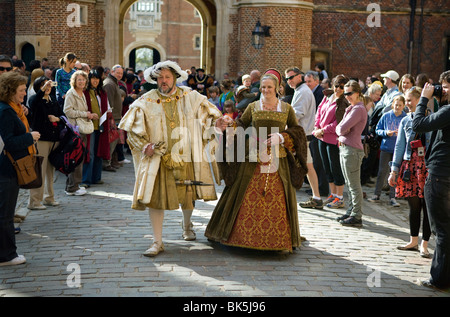 Il Tudor. Attori giocare Tudor a Hampton Court, Inghilterra. Enrico VIII e sua moglie. Foto Stock