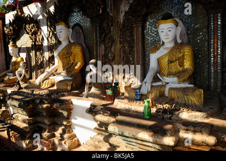 Figure di Buddha statua in Wat Phra That Doi Kong Mu tempio, Thailandia, Sud-est asiatico Foto Stock