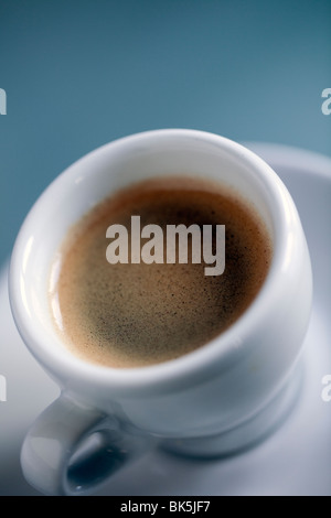 Tazza di caffè con caffè fresco all'interno Foto Stock