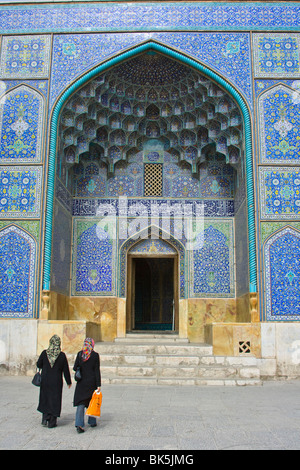 Le donne di entrare lo Sceicco Lotfollah moschea imam Square a Esfahan Iran Foto Stock